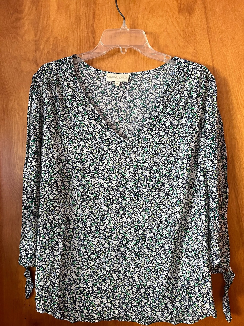 Cynthia Rowley size medium V neck cropped sleeve floral top
